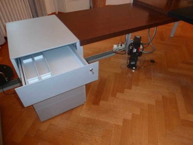 Standcontainer geöffnete Schublade