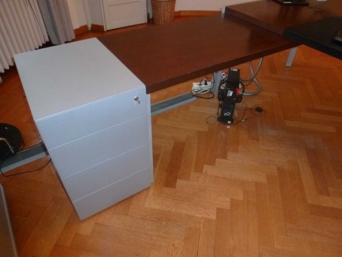 Standcontainer mit Anbautischplatte innen