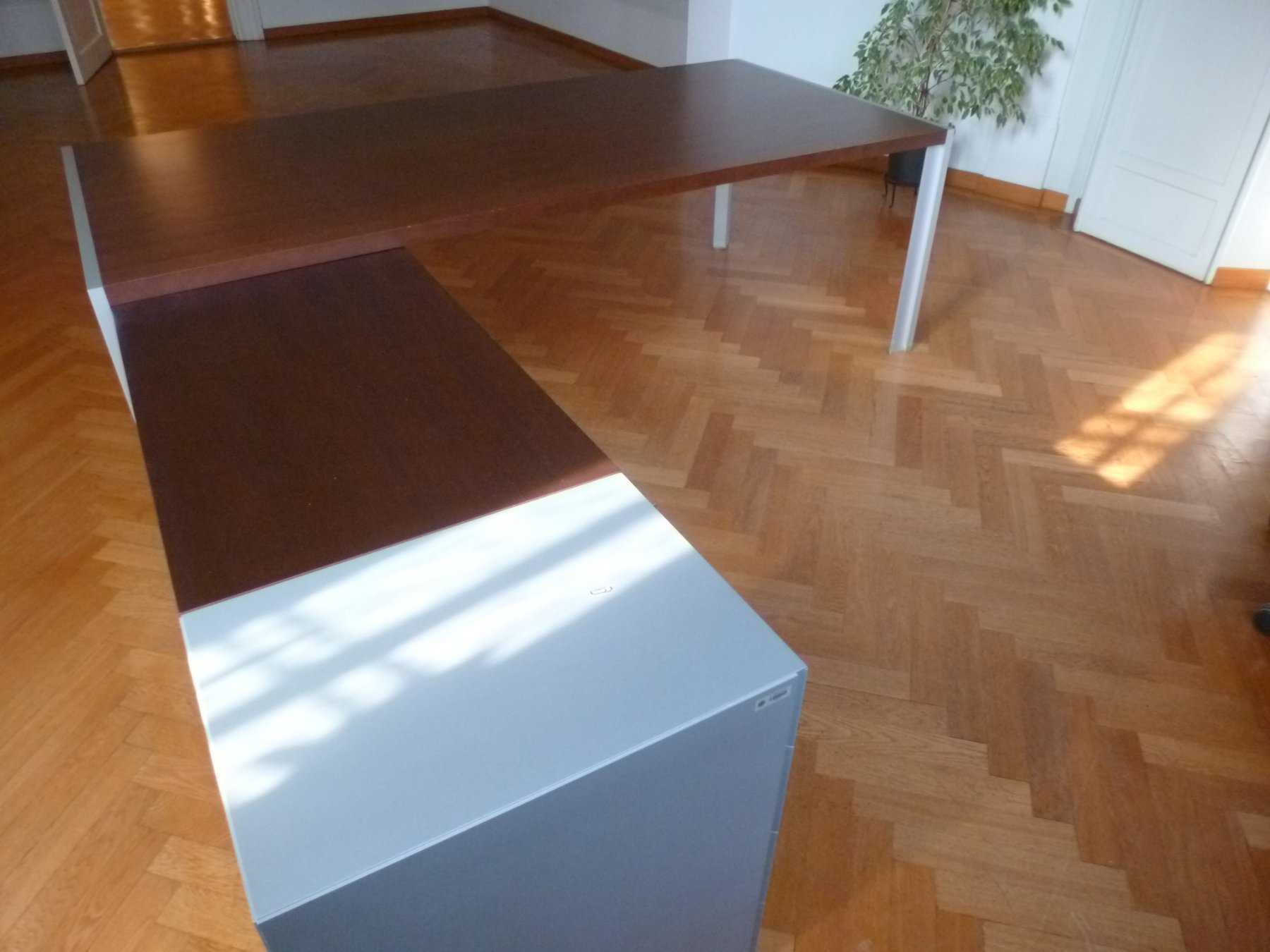 Gesamtbild Eck-Schreibtisch innen