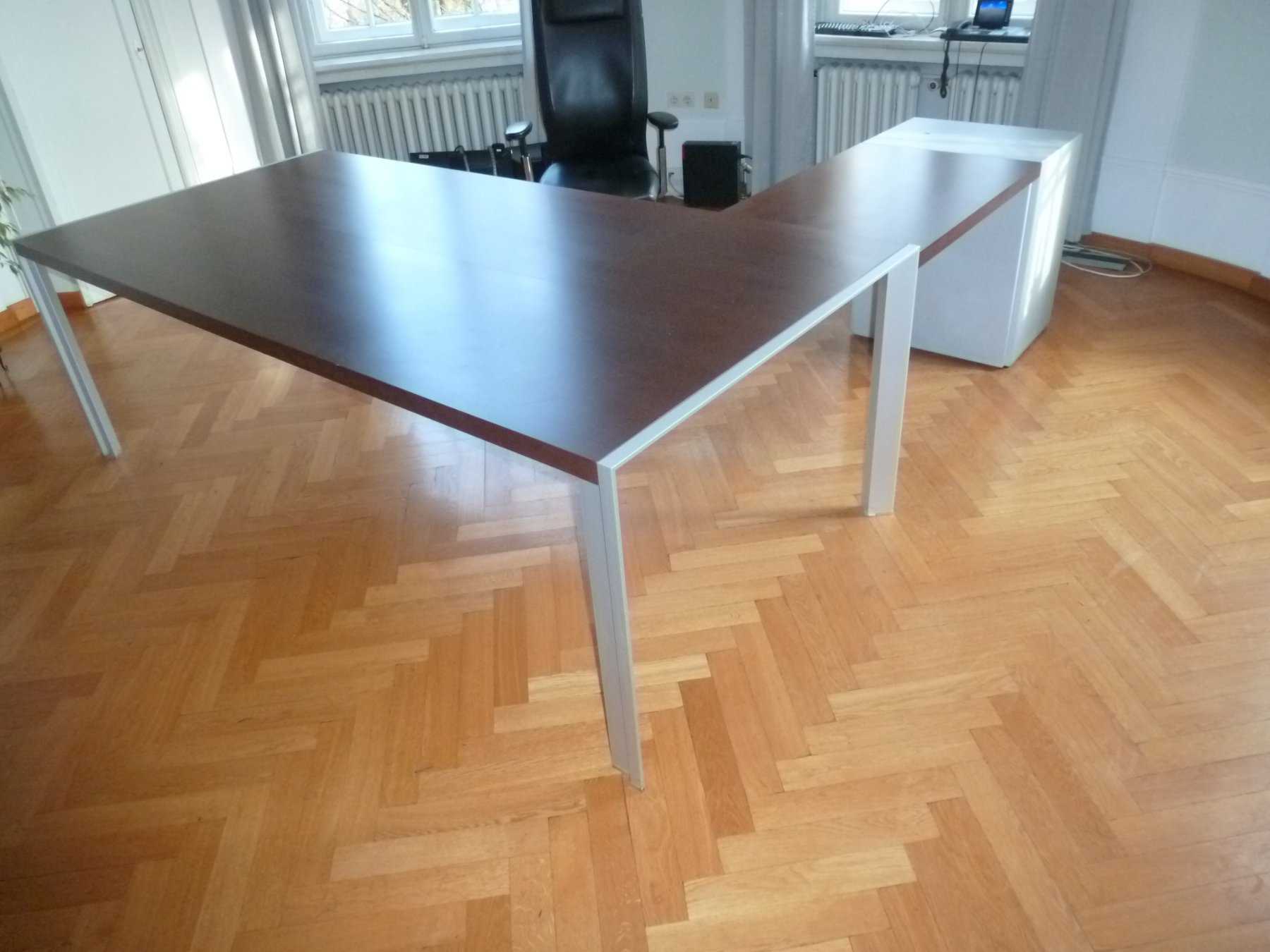 Gesamtbild Ech-Schreibtisch seitl. Frontansicht