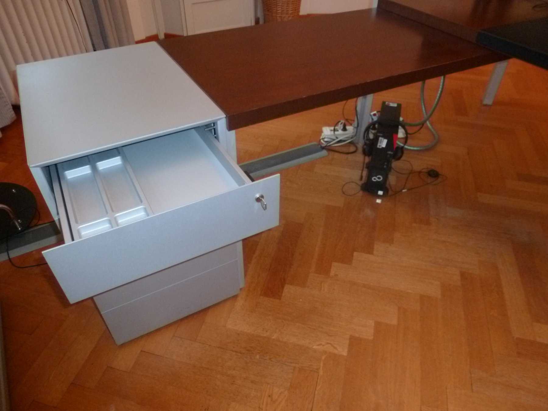 Standcontainer geöffnete Schublade