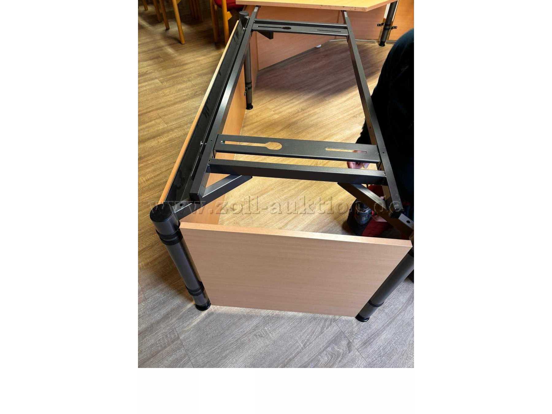 Ansicht Tischgestell mit teilentmontierter Tischplatte