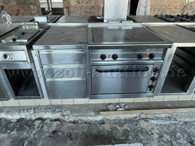 Modernes Glaskeramik-Kochfeld (4 Zonen) mit Elektro-Backofen