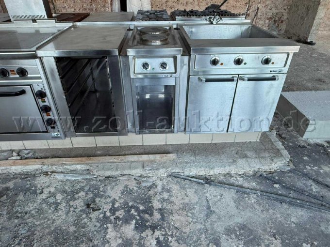 Vorbereitungsstation: Spüle, Kochplatten & Unterschränke