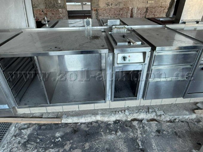 Edelstahl-Arbeitstisch mit offenem Regalbau