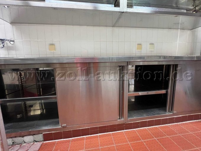 Edelstahlarbeitsplatte mit Schiebetüren und integrierten Regalen