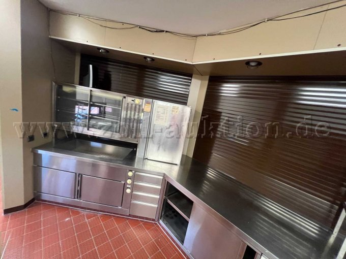 Küchenzeile mit Kühlvitrine, Kühlschrank und unterem Kühlbereich