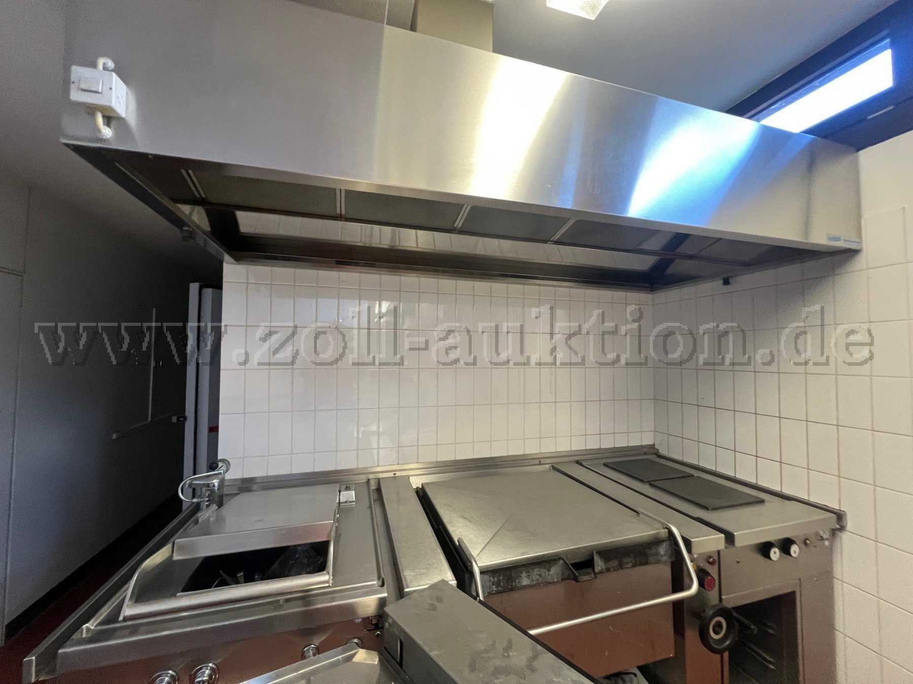 Kochbereich bestehend aus u.a. Friteuse, Kochfeld