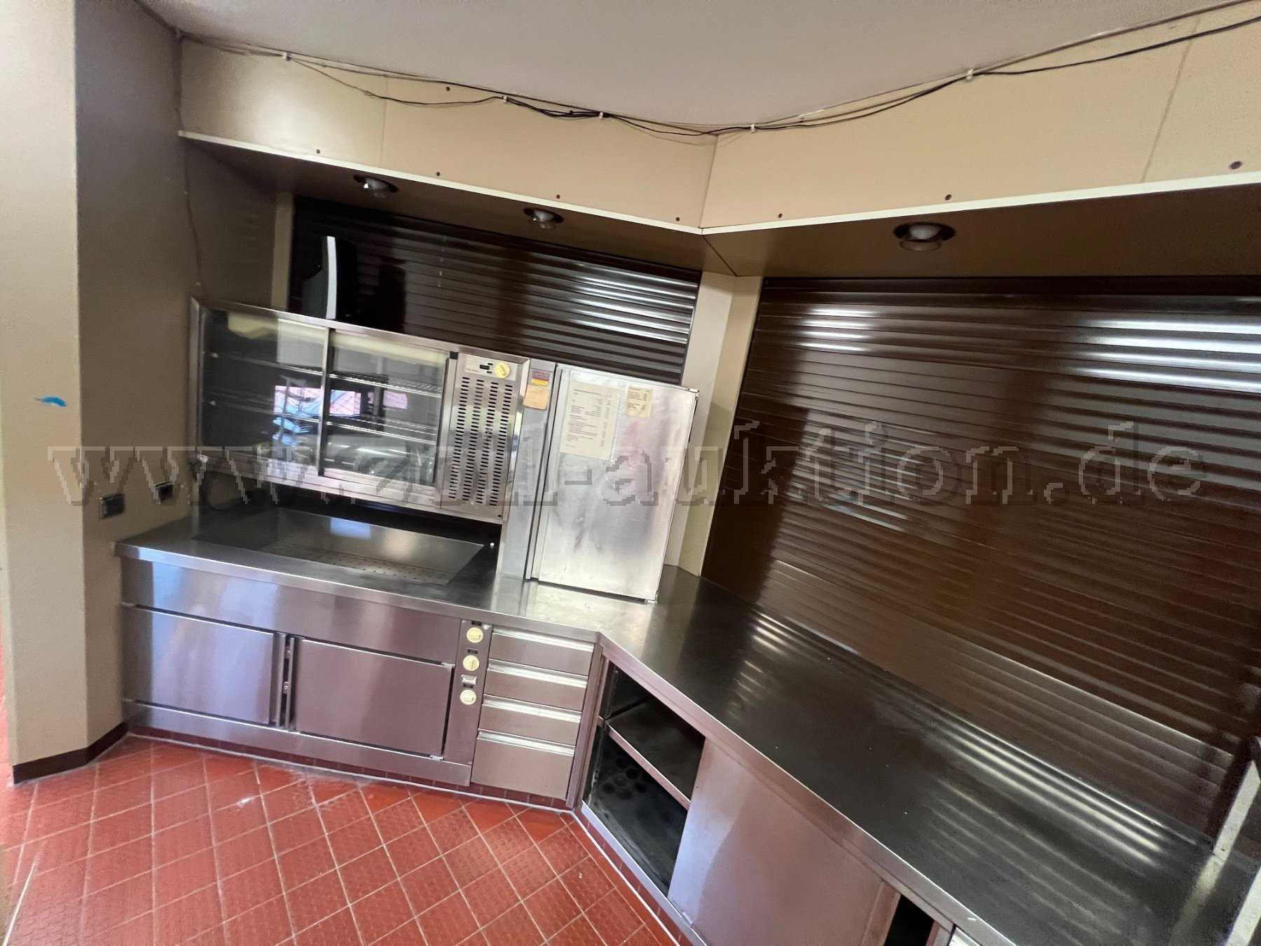 Küchenzeile mit Kühlvitrine, Kühlschrank und unterem Kühlbereich