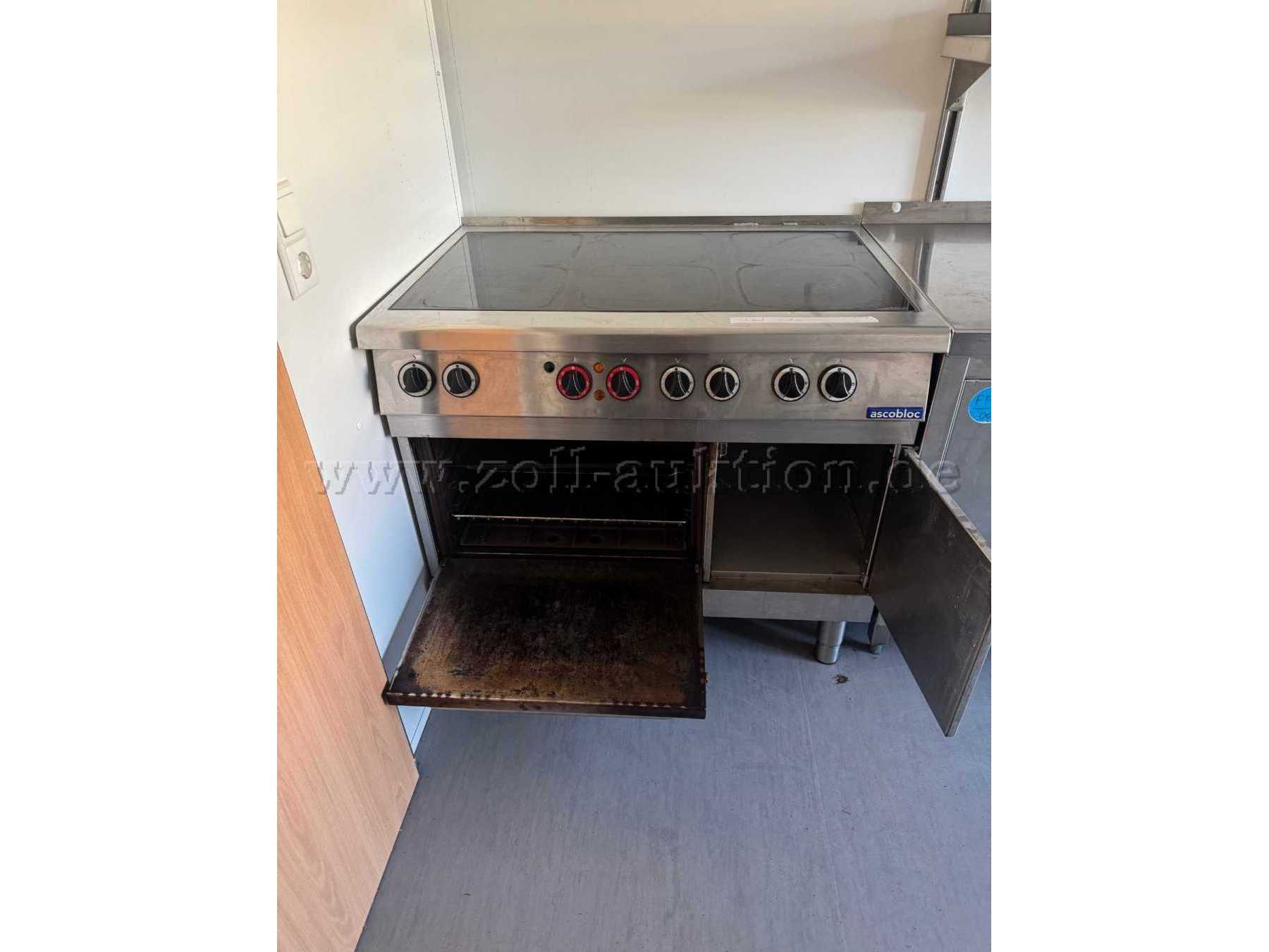 Backofen offen mit Staufach