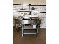 Edelstahlspüle 180x0,70x0,96
2 Becken rechts mit Aufkantung