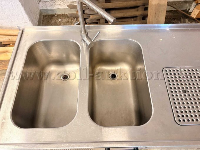 Doppelspühlbecken mit Wasserhahn