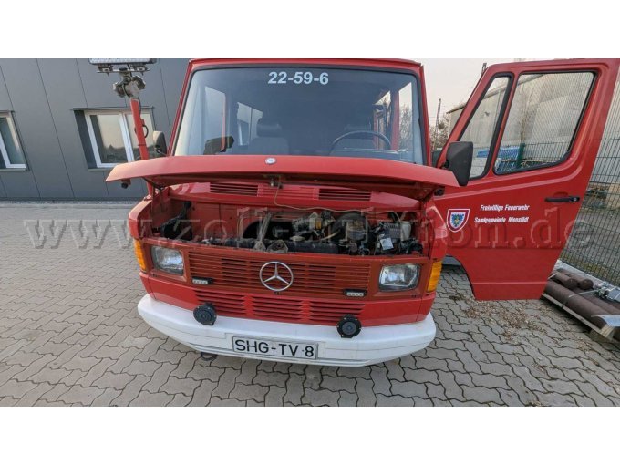 Frontansicht mit geöffneter Motorhaube