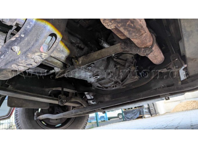 Blick auf die Unterseite (Getriebe ölfeucht)