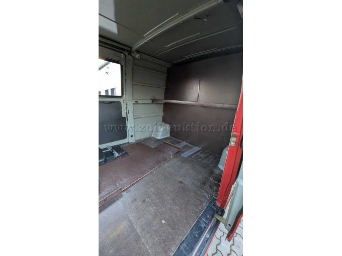 Blick durch Schiebetür in den Laderaum