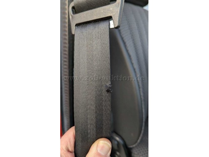 Sicherheitsgurt Beifahrerseite angerissen