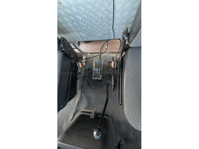 Mittelkonsole mit verbliebenen Kabelresten