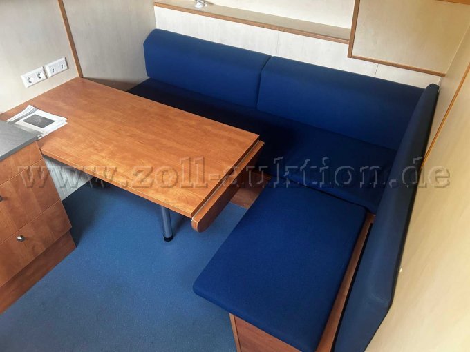 Innenansicht5_Kombüse mit Tisch und Sitzecke
