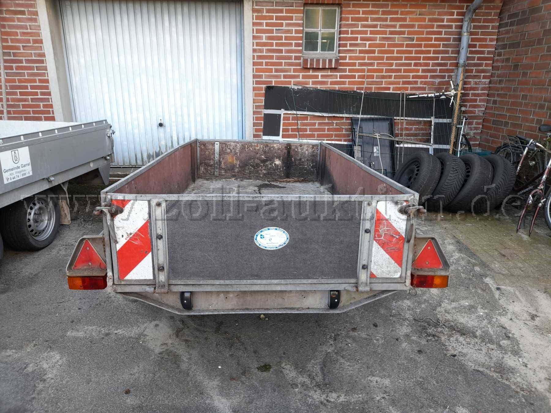 Anhänger hinten