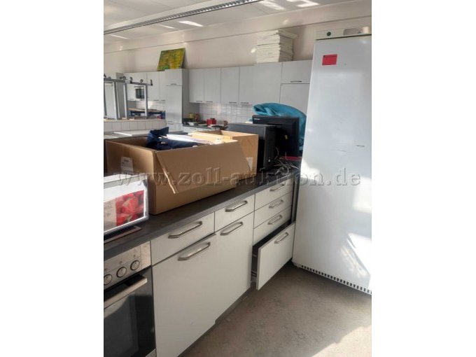 Blick aus dem hinteren Bereich in Richtung Wandzeile. (weißer Kühlschrank rechts gehört nicht zur Auktion)