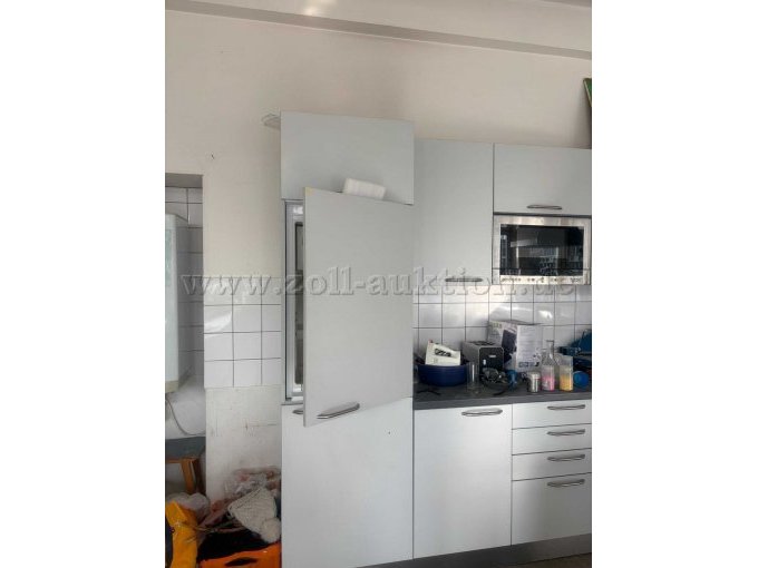 Blick auf Wandzeile mit Einbaukühlschrank