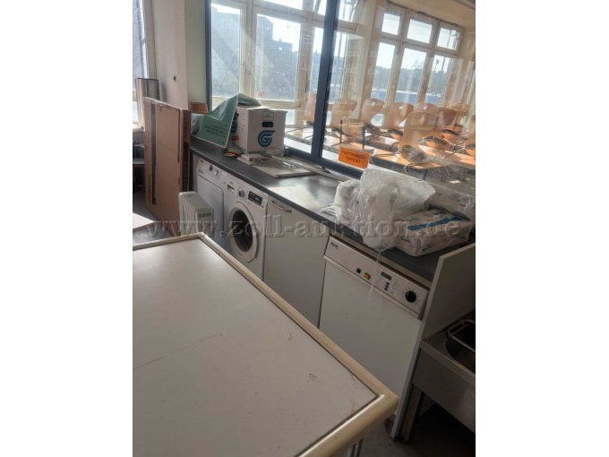 Anrichte mit Spülmaschine, Waschmaschine und Trockner