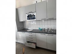 Wandzeile mit 4 Unter- und Hängeschränken, sowie Mikrowelle