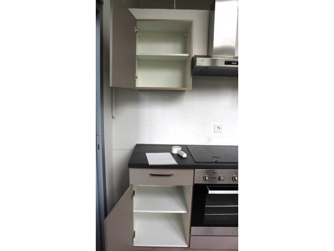 Hänge- und Standschrank links, geöffnet