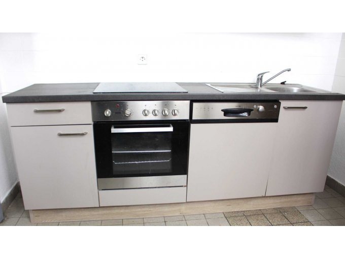 Ansicht Bodenschränke, Herd und Geschirrspülmaschine