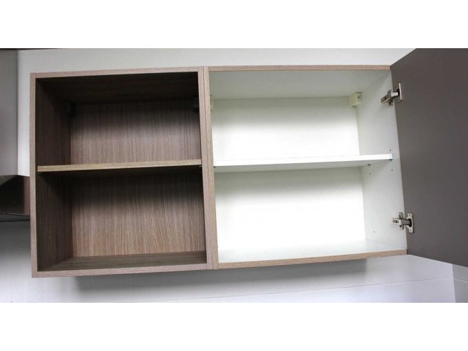 Hängeschrank und Regal rechts