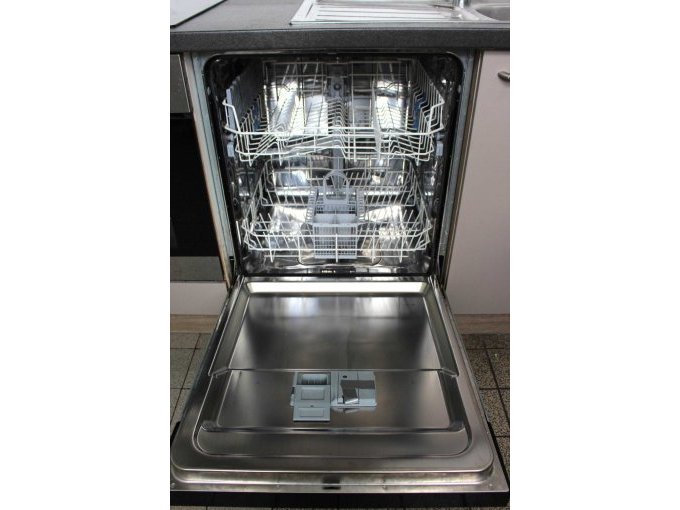 Geschirrspülautomat geöffnet