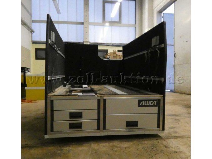 Frontansicht mit Loch in der Rückwand