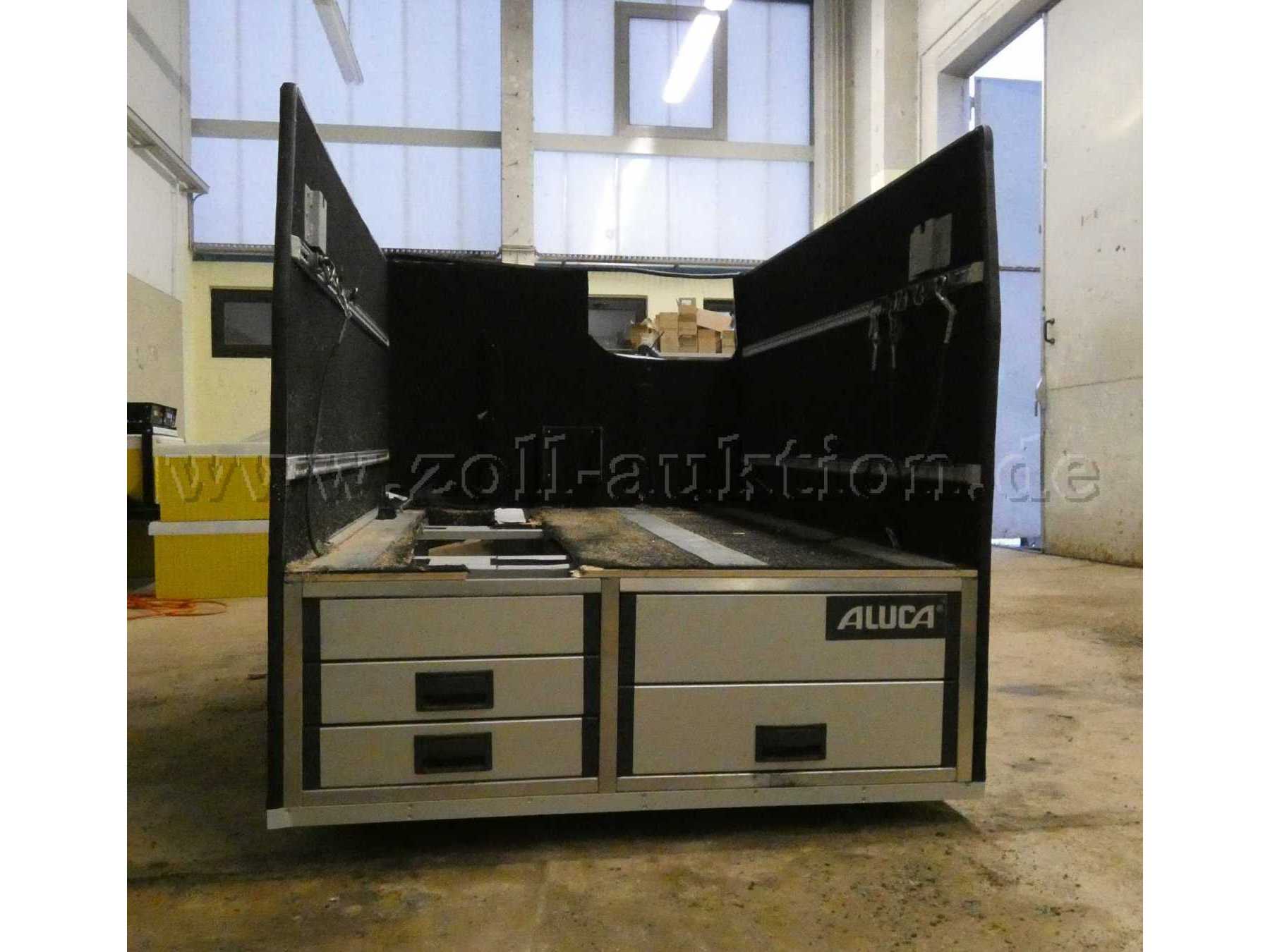 Frontansicht mit Loch in der Rückwand