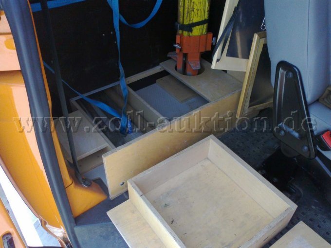 Einbauten hinter Trennwand zur Fahrerkabine