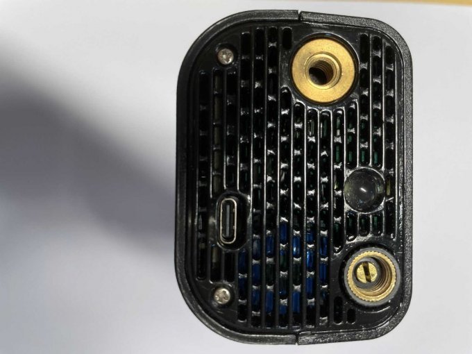 Akku-Kompressor mit den verschiedenen Anschlüssen und dem LED-Licht