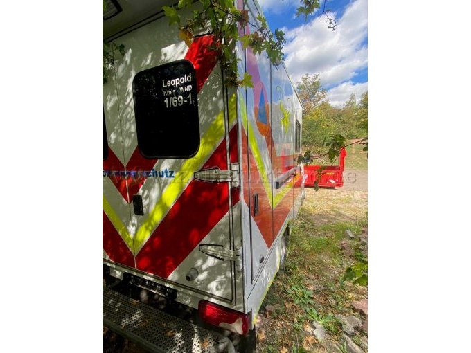 1 Einsatzfahrzeug Mercedes Benz Sprinter ehem. RTW mit Motorschaden – foto 8 – kavel bij Zoll-Auktion, Namborn