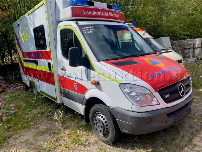 1 Einsatzfahrzeug Mercedes Benz Sprinter ehem. RTW mit Motorschaden – foto 9 – kavel bij Zoll-Auktion, Namborn