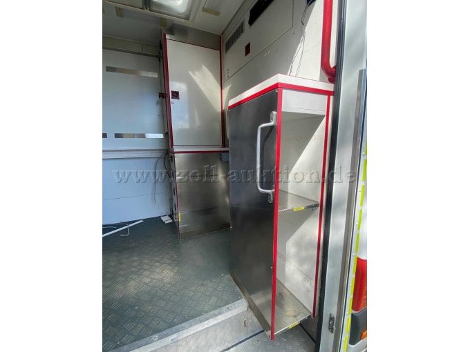1 Einsatzfahrzeug Mercedes Benz Sprinter ehem. RTW mit Motorschaden – foto 11 – kavel bij Zoll-Auktion, Namborn