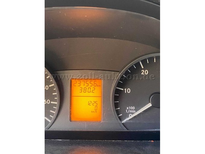 1 Einsatzfahrzeug Mercedes Benz Sprinter ehem. RTW mit Motorschaden – foto 4 – kavel bij Zoll-Auktion, Namborn