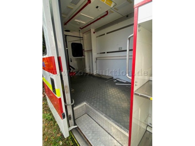 1 Einsatzfahrzeug Mercedes Benz Sprinter ehem. RTW mit Motorschaden – foto 7 – kavel bij Zoll-Auktion, Namborn