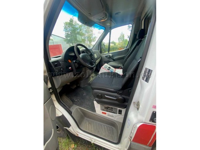 1 Einsatzfahrzeug Mercedes Benz Sprinter ehem. RTW mit Motorschaden – foto 6 – kavel bij Zoll-Auktion, Namborn