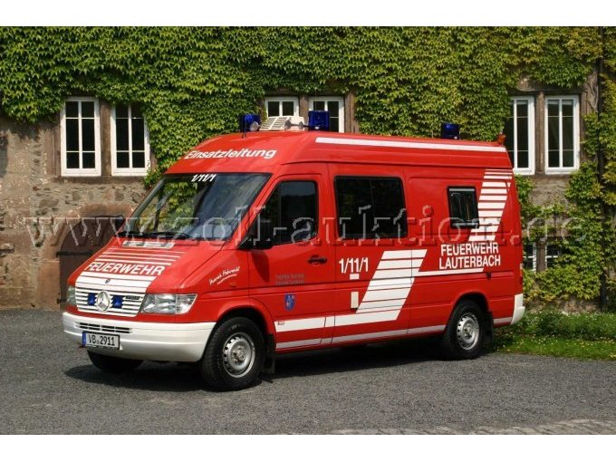 Ansicht Fahrerseite u. Front