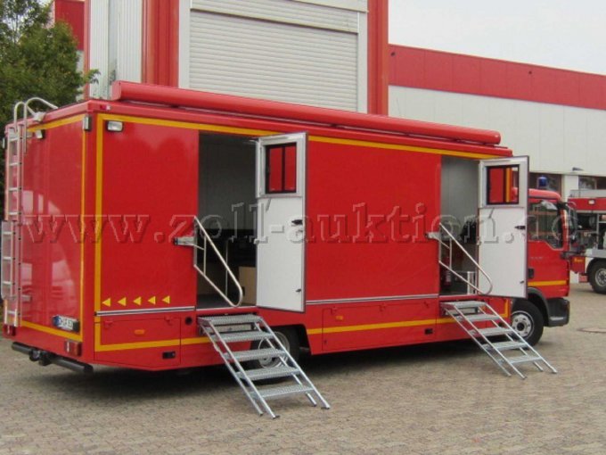 ELW 2 - Seitliche Eingänge zu den Räumen