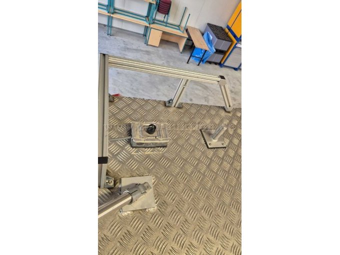 Dachbereich vom Kofferaufbau mit Anschlüssen und Aufbaumöglichkeiten.