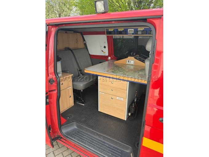 Innenansicht Arbeitsplatz mit Tisch und 2 Major BOS Funkbedienteilen