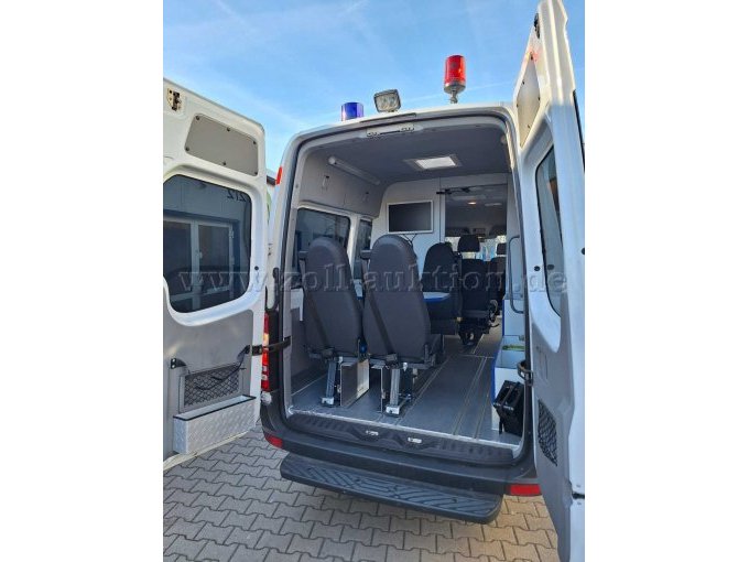 Detailbild Heckansicht mit offenen Türen