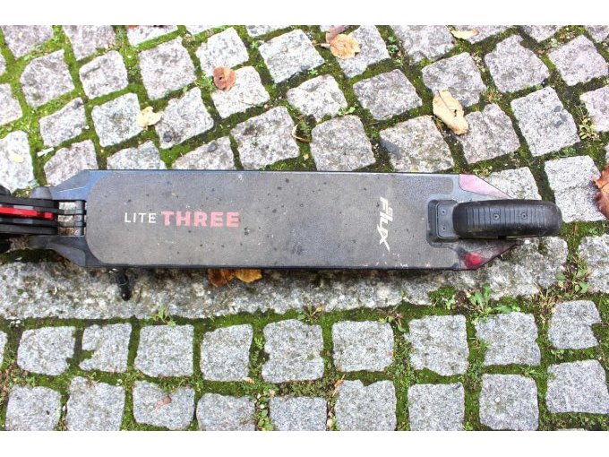 Hersteller- und Modellangabe auf Trittbrett