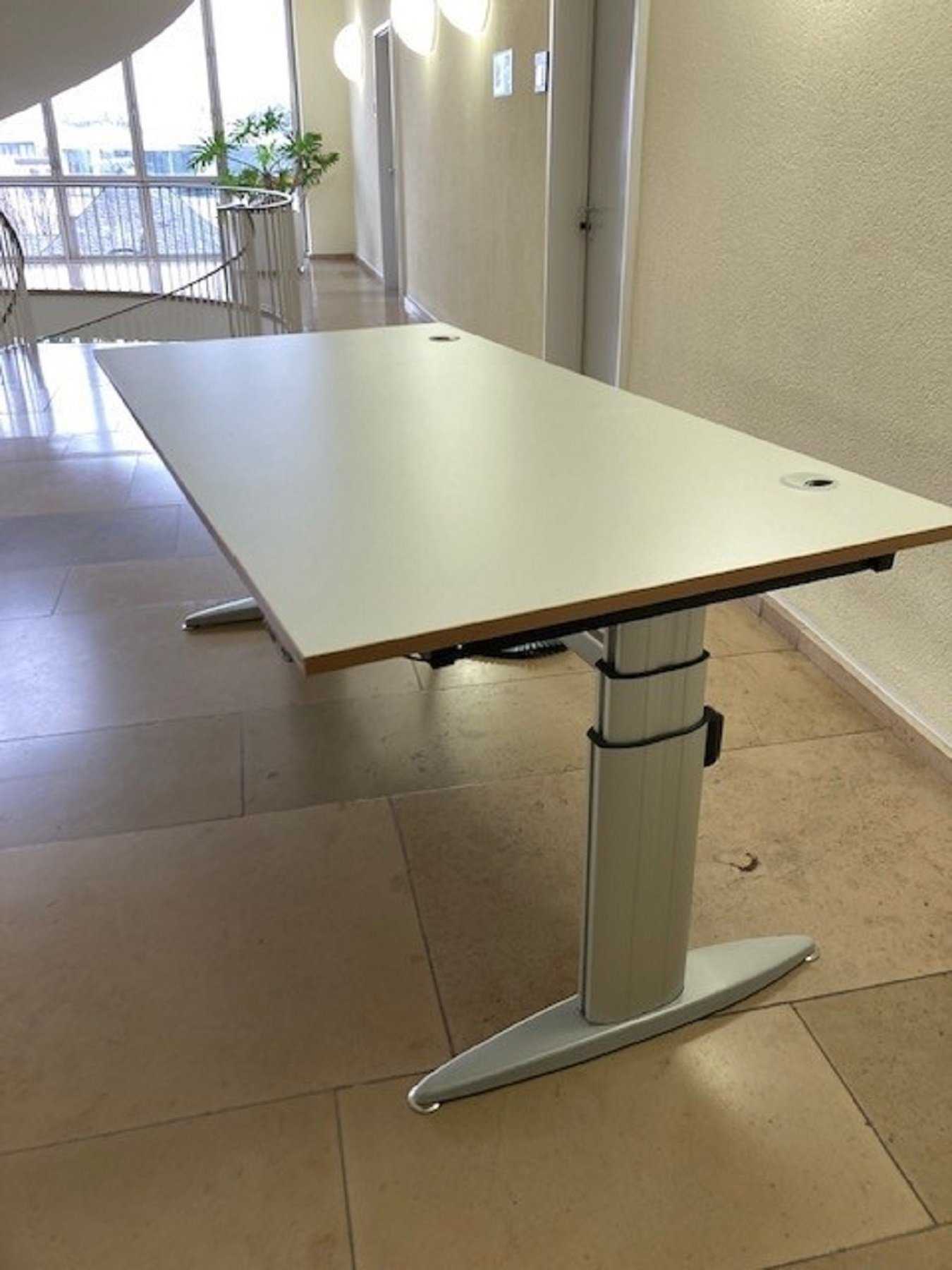 1 Bureau à hauteur réglable électrique 180x90 fabricant : BZ Plankenhorn