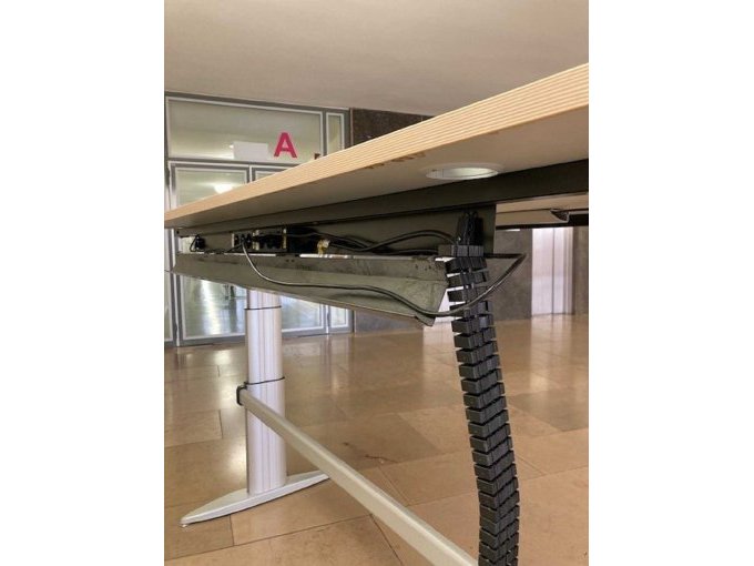 1 elektrisch in hoogte verstelbaar bureau 180x90 Fabrikant: BZ Plankenhorn – foto 5 – kavel bij Zoll-Auktion, Bonn