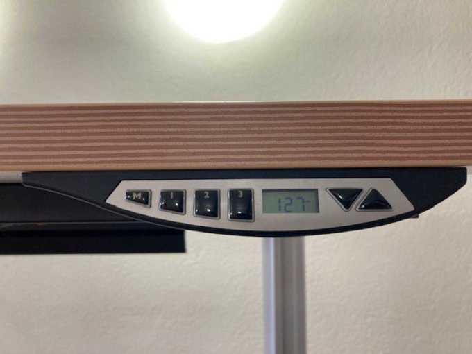 1 elektrisch in hoogte verstelbaar bureau 180x90 Fabrikant: BZ Plankenhorn – foto 3 – kavel bij Zoll-Auktion, Bonn